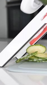 Rebanadas perfectas con el Mando Chef Junior 🤩🤩 🔹 Corta, deslumbra con un diseño compacto que cabe en cualquier espacio. 🔹 Seguro y fácil de usar, ideal para darle un toque especial a tus recetas. 🔹 Ahorra tiempo y sorprende a todos con cortes perfectos en segundos. ✨ Descubre el aliado que necesitas para crear sin complicaciones. 📲 ¡Consíguelo ahora y lleva tus preparaciones al siguiente nivel! 💫 #tupperwaredigital #TupperwareBolivia #emprendimiento #Deslumbrante #negociosexitosos #tuppe