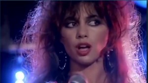 Parabéns Susanna Hoffs que completou 67 anos em 17 de Janeiro. Susanna Lee Hoffs (Los Angeles, 17 de janeiro de 1959) é uma cantora, compositora, guitarrista e atriz americana. Ela é mais conhecida por ser a co-fundadora do The Bangles. Em 1993, Hoffs se casou com Jay Roach, diretor dos filmes Austin Powers e Meet the Parents e produtor da versão cinematográfica do The Hitchhiker's Guide to the Galaxy. Ela tem dois filhos. Roach converteu-se ao judaísmo depois de se casar com Hoffs.✨️👱🏻‍♀️🎂🎤