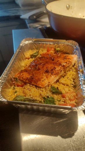 harissa salmon over bulgur pilaf #innichka_chef #salmonrecipe #easydinner #healthydinner