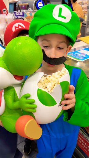 Luigi and Yoshi sharing popcorn 😂🍿