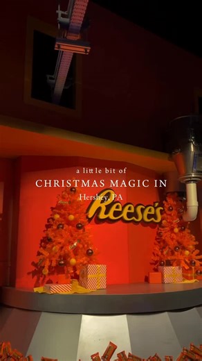 Asia Rivera 🏳️‍🌈 Model + Stylist on Instagram: "Hershey’s FREE Holiday Chocolate Tour is up and running this year 😍🎄 Located inside Chocolate World, it’s such a fun thing to enjoy during the holiday season 🍫🎄 #hersheypark #chocolateworld #hersheysholidaychocolatetour #thingstodoinhersheypa"