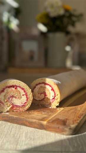 Matty on Instagram: "New Swiss Roll Recipe 🤤⬇️ The perfect tin, for the perfect Swiss roll! Wave good bye to minuscule Swiss roll bakes with this Matty Bakeware x @silverwood_bakeware tin! This 15x11-inch tin, with handles for easy lifting and turning out your sponges, doesn’t just enhance the size of your bake—it also improves the quality, thanks to its ultimate heat distribution. Save 15% on yours, or any of the Matty Bakeware collection using code: Mattybakes (runs until end of March 2025!) 