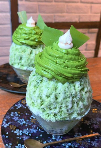 この夏一番おすすめのふわふわ抹茶エスプーマかき氷🍧🍵 ふわふわの氷の中にはお餅や小豆クリーム、甘納豆が隠れていて、氷全体にたっぷりの抹茶&ミルクソースがかかってる！ サイズ大きめだけどふわっふわだから意外とぺろっと食べれちゃう！ ㅤㅤㅤㅤㅤㅤㅤㅤㅤㅤㅤㅤㅤ 夏にはすごい待ち時間になる大人気のお店だから今のうちが狙い目👻 📍新宿「氷おばけ」 #東京グルメ #新宿グルメ #新宿カフェ #matcha #japanesefood