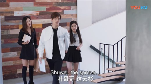 5K views · 215 reactions | 霸总被女友看见与美女纠缠，他却直接把女友拉进怀里！ My bossy bf drags me into his arms to coax me after I see his admirer deliberately hold him! #IHearYou #最动听的事 #ZhaoLusi #RosyZhao #WangYilun #赵露思 #王以纶 #YOUKU #优酷 | 优酷Youku | Facebook