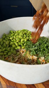I used all my favorite @zylissofficial products to make this delicious vegan crispy rice salad. the easy pull food processor makes chopping a breeze and can also be used to make dips like guacamole. i also used zyliss woodfibre cutting board, santoku knife, rasp grater, balloon whisk and angled turner - all of their products are of the highest quality! Recipe - makes about 4 servings Baked veggies ½ medium sized cabbage (about 4 cups) 1 large bell pepper (any color works) 2 medium carrots 2 tabl