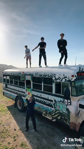 The whole bus shook at the end there @bryceparker @miahayward @jacobday @petroutv
