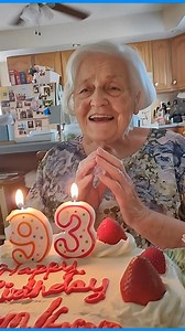 Elle a mis la table pour des voix qui ne viendront pas. Un seul “joyeux anniversaire” pourrait remplir toute la pièce. #fblifestyle | Recettes Inspirées