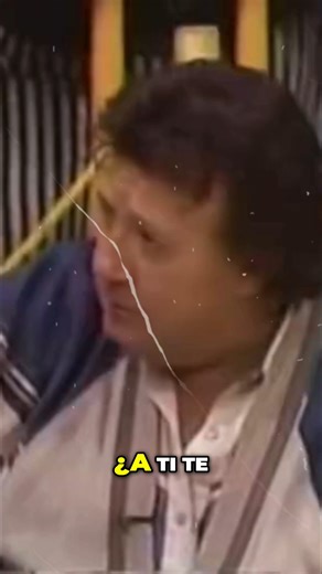 Polo Polo_ El Comediante que Conquistó a México. ¡Hoy recordamos al maestro indiscutible de la comedia para adultos! 🎙️🙌 Leopoldo Roberto García Peláez, mejor conocido por todos como Polo Polo, ¡un verdadero genio que nos regaló décadas de carcajadas inolvidables! ¿Quién no recuerda haber escuchado uno de sus chistes en un cassette 📼 o CD que pasaba de mano en mano, casi en secreto? Polo Polo fue más que un cuenta chistes; fue un narrador extraordinario. Tenía el don de convertir una anécdota