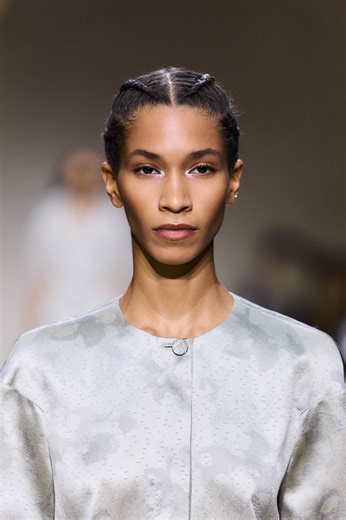 61K views · 1.7K reactions | An elevated vision of movement and memory defines RITORNI, the Emporio Armani Spring Summer 2026 Women’s Fashion Show at Armani/Teatro. | Emporio Armani | Facebook