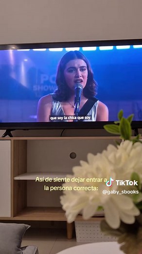 Girl That I Am en español - Off Campus (Hannah cantando)