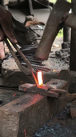 ​⚒️ PACIFIC FIRE: The Master’s Kinetic Steel!🔥 #BlacksmithForging1 #IronNail #ASMR #Shorts#uk#usa