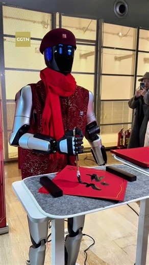 This robot writes Chinese characters better than me