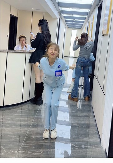 噔噔噔….：神秘声音的开场