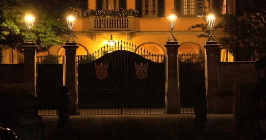 Arcore, Berlusconi: un sostenitore grida “Un applauso a Silvio”. E la folla assiepata risponde