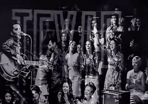 WOMEN HONORING ELVIS #26 💃 Sharleen Spiteri Sharleen Spiteri was the lead singer of the Scottish band Texas, and they released the song “Inner Smile” on January 8, 2001. It ended up being in the soundtrack of “Bend It Like Beckham”. The music video, shot in London in November 2000, represents a homage to Elvis; Texas’ Sharleen is dressed up and made up to look like the King of Rock. I think it is very interesting because it is again (after a long time) a woman dressing up like Elvis to honor hi