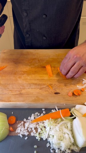 Técnica para petit brunoise 🔪🥕 ¿qué dudas tienen? ¿Qué se les dificulta ? Los leo #tecnicasdecocina #cocinaentiktok #petitbrunoise #cocinaentiktok #cheftips