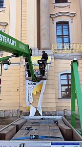 Die HfM Weimar zeigt wieder Flagge für ein „Weltoffenes Thüringen“! Das am Fürstenhaus seit etwa einem Jahr hängende Banner der Initiative „Weltoffenes Thüringen“ wurde vor einer Woche mutwillig zerschnitten. Nun prangt ein neues Exemplar an der Fassade des Hauptgebäudes. „Mir war es wichtig, dass wir dieses Zeichen für unsere Werte möglichst schnell wieder öffentlich anbringen“, erklärt Hochschulpräsidentin Prof. Anne-Kathrin Lindig. „Wir stehen für die Achtung der Menschenwürde und leben in un