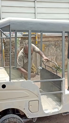 Bajaj compact auto painting 9946154961 ❤❤❤❤ #Bajaj #auto #workshop #painter #painting | Auto World