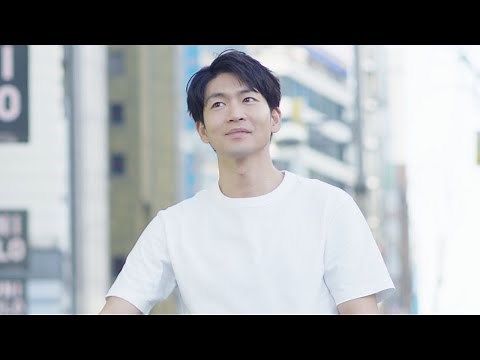 松下洸平、白Tシャツ姿でほほ笑み 爽やかさ全開のCMメーキング ユニクロ新CM「LifeとWear／LifeColors篇」