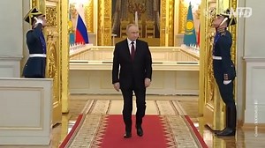 Pourquoi l’avenir du monde repose sur deux terres hostiles ? NTD France La Russie est en train de verrouiller tout le pôle Arctique, et ce qu’elle installe là-haut inquiète déjà toutes les grandes puissances. Car derrière ce désert glacé se cache en réalité la zone la plus stratégique de la planète, capable de bouleverser notre économie, notre sécurité… et même le contrôle de l’information mondiale. Et vous allez voir que dans cette bataille où Trump, Poutine et Xi Jinping montent au front, celu