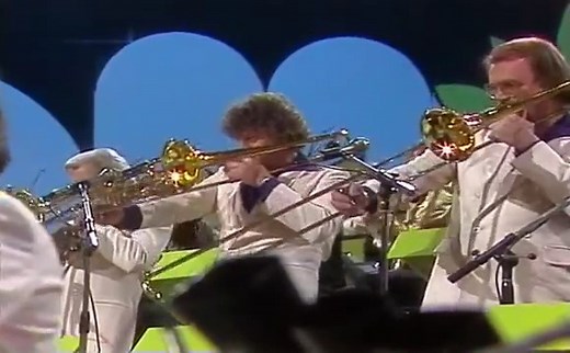 Джеймс Ласт (1929 - 2015) - немецкий композитор, аранжировщик и дирижёр. Одна из самых известных композиций Ласта «Der einsame Hirte» — была исполнена им совместно с румынским музыкантом Георге Замфиром и вышла в 1977 году как одноименный сингл. Новую волну популярности мелодии подарил фильм «Убить Билла», где она прозвучала совместно с RZA. Видео: James Last & Orchester- Orange Blossom Special, 1982 год | WHO is WHO