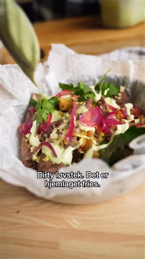 Oppdrag Middag on Instagram: "Dirty løvstek😏🙌🏼 Bunnpris eier denne kontoen. Videoen inneholder produktplassering og reklame for Bunnpris. Tid: 30 minutter Personer: 2 personer Du trenger: 🤝🏻1 pakke løvstek 🤝🏻4 poteter 🤝🏻salt og pepper Majones 🤌🏼2 egg 🤌🏼1 ss sennep 🤌🏼1 ss estragonedikk 🤌🏼1 fedd hvitløk 🤌🏼ca 2 dl olje 🤌🏼1 liten bunt bladpersille 🤌🏼salt og pepper 🤌🏼en skvis sitron Topping (valgfritt) 👌🏼parmesan 👌🏼revet ost 👌🏼syltet løk 👌🏼bladpersille Sånn gjør du: �
