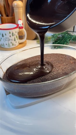 ‎شيف مصطفى الشمري‎ on Instagram‎: "بسبوسة بالشوكلاتة 🍫 تدفينه بالبرد 😂 • • المكونات ٣ بيض • ربع كوب سكر • ظرف فانيلا نص كوب حليب • نص كوب زيت ٣ ملاعق كبيرة كاكاو باودر • كوب ونص سميد ظرف بيكنك باودر لتشريب البسبوسة كوب حليب مكثف خففته بنص كوب ماء للصوص كوب شوكلاتة • علبة قشطة كبيرة الف عافية يالغاليين ❤️"‎