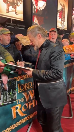 The Lord of the Rings OGs Andy Serkis & Dominic Monaghan reunite at the World Premiere of LOTR: THE WAR OF THE ROHIRRIM 🫶 | The Hobbit