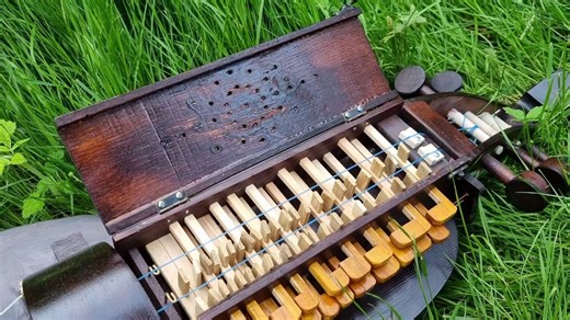 A new Vrábel hurdy gurdy review !