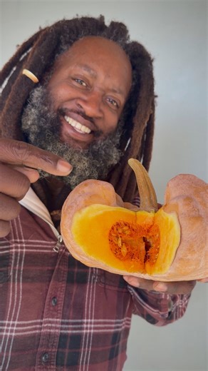 Yuxi jiang bing gua: an extraordinary heirloom squash from southwest China. Harvest it young in the city of Yuxi and enjoy it as a tender summer squash with a nutty, buttery texture. Let it fully mature and it becomes a rich winter squash with deep orange flesh, creamy sweetness, and remarkable depth of flavor. One plant, two harvests, centuries of tradition. 🇨🇳 #squash #farmer #gardening #growyourownfood #seeds | Baker Creek Seeds