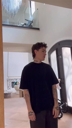 Sulli on Instagram: "Making my chaotic life easier with @simplehuman Sensor Spray 👨🏻🧽💦#simplehumanpartner"