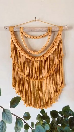 826 reactions · 18 comments | ¿cómo hacer un tapiz sin tener idea de macramé? DIY Tutorial fácil tapiz de macramé. Espero que te guste. comenta y comparte para poder seguir compartiendo contenido como este. un fuerte abrazo. con cariño Fer. #diytutorial #crafts #manualidades #macramefacil #diydecor #craftideas #hechoamano #hechoamanoconamor #tapizdemacrame #muraldemacrame #tutorialdemacrame #macrametutorial #macramepasoapaso | Macramé Lupi | Facebook