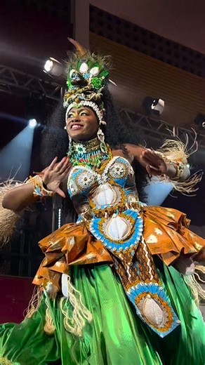 Ilê Aiyê on Instagram: "Mais uma filha de Ewá! Dessa vez, quem domina o palco é @ceciliacadile. Ela vem de Itapuã e está vestida pelos estilistas Miss Bahia Pérola Biles e Lucas Artes. Consultora e design de moda, ela acha que esse concurso é a mais alta celebração da beleza da mulher negra. Vumbora, negona! ✊🏿✨ 🎥 Vídeo: @entrelacocomunicacao - A 45ª Noite da Beleza Negra 2026 é uma realização da Associação Cultural Bloco Carnavalesco Ilê Aiyê e do Governo Federal, com produção da Caderno 2 Pr