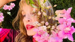 Arielle Dombasle | Le vertige de la couleur… Les floraisons… L’intensité de ces corolles rose poudré… Vertige, ivresse de ce simple jaillissement de beauté…... | Instagram