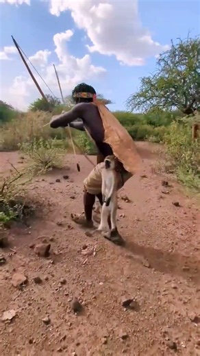 Incrível! O Caçador Tribal Mostra Sua Presa Matinal 🏹🐒
