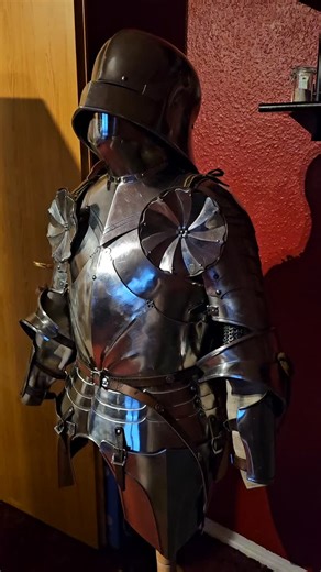 Mein Harnisch wächst immer weiter. Nun fehlen mir nur noch die Gauntlets und das Beinzeug. Ich muss gestehen, dass der Kürass jetzt durch den Bart schlanker wirkt, finde ich besonders schön. Gotische Harnische sind für mich die schönsten Harnische. Harnisch aus dem späten 15 Jahrhundert in süddeutsche gotischen Stil. #mittelalter #medieval #spätmittelalter #rüstung #ritter #amour #knight #leidenschaft #armour #steelarmour #15century #gothic #replik #larp #reenactment #harnisch #harness #cuirass 