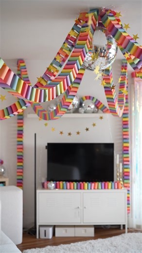 Cam Lee | Vancouver, Canada on Instagram: "✨ Paper Chain Garland Tutorial ✨ We absolutely love these nostalgic paper chains and have made them for birthdays and holidays. This time we made the bubble/chunky style where we cut the paper a little bit thicker so there’s less space between. To answer a few questions I was asked: For these chains, you can use any paper you like. I’ve also seen people use felt sheets or ribbon, which I love! The exact paper we used was the classic Crayola construction