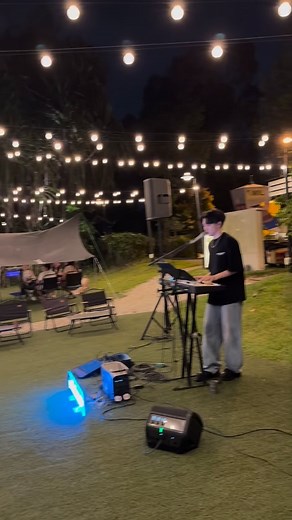 有些歌，舍不得删。有些回忆，也还在循环 明晚 (周一 Mon 10/11) 8PM @nomads.sg 🏕️ 让我们用音乐留下不删的瞬间。✨ #liveperformance #jeffhellomusic #Nomads #不删的回忆 #不删 | 黄長俊 Jeff Ng