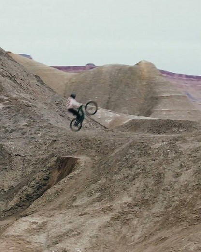 Air time with the Vero Sandler and the new Santa Cruz Bullit