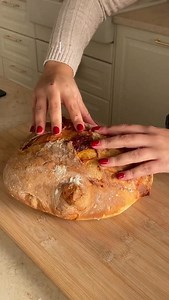 Quando o básico é mesmo bom 😮‍💨 Pão caseiro recheado com chouriço e queijo derretido 🧀 Perfeito para partilhar… ou não 👀 Receita: -500g farinha T65 -420g água morna -8g fermento padeiro seco -3g sal -chouriço -queijo mozarela Guarda a receita! #pão #chouriço #queijo #mozarella #pãocomchouriço | Rita Camoesas