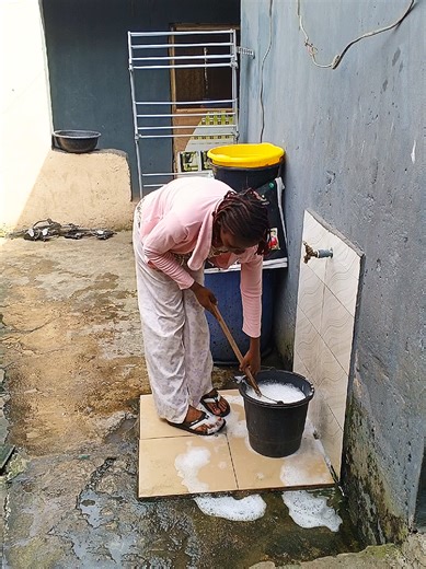 Why Glass Plates Break Without Falling: Explained