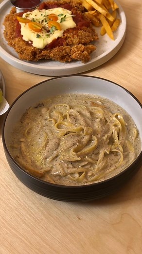 🇲🇾槟城『Sungai Ara 新开 MUJI 风咖啡馆』 一走进来就被这间「 Mono Haus 」的 vibe 收买啦～ 整间店是那种超清爽的日系简约风，木质桌椅、大面落地窗、自然光洒进来，感觉整个人都松下来 🕊️。空间也蛮大，不会挤挤的那种，坐着聊天、做工、发呆都舒服。 他们早上9点就开门，非常适合当早餐 spot！不过要注意哦～早餐菜单只到早上11点。选项很多，有面包、水果碗、优格、燕麦什么都有，看着都健康又好看。 我是去吃晚餐的，整体都蛮不错吃的，没有一项踩💣。只是因为刚开张，人多的时候出餐会慢一点点，但可以理解啦～新店通常都是这样慢慢磨合的。 Sungai Ara 这区的朋友可以直接冲，这里肯定会红 🔥 - - - - - 📍 Mono Haus 🏠 2A-1, Tingkat Kenari, Sungai Ara, 11900 Bayan Lepas, Pulau Pinang ⏰ 9AM-3PM / 5PM-9PM（周二公休） 📞 019-222 8868 - - - - - #生活伦理 #penang #cafe #foodie #vlog #Sung