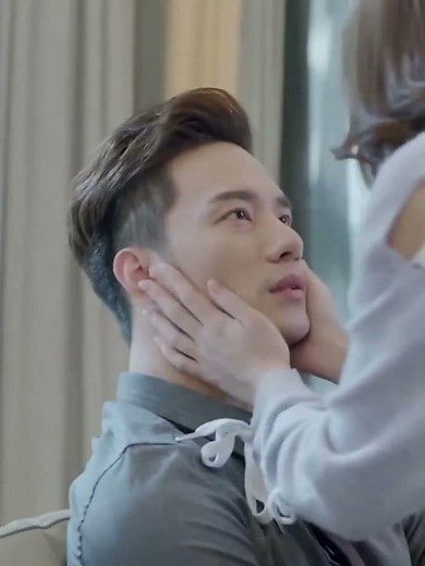 Xiaoqi threw herself into Fang Leng's arms#甜宠#mygirlfriendisanalien#shorts#外星女生柴小七#万鹏#徐志贤