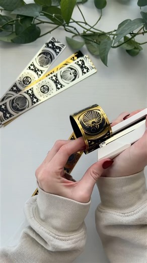 Let’s make some paper chains! #diycrafts #handmadechristmas #processvideo #art #foil #diy #paperart