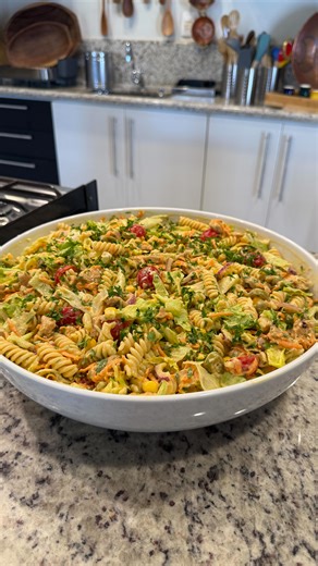 Eleni Moreti Da Silva Ribeiro on Instagram: "Salada de Macarrão Tropical Ingredientes: 01 colher (sopa) azeite 01 cebola 02 dentes de alho 800 gramas filé de frango ½ colher (café) pimenta do reino Sal a gosto 02 colheres (café) pimenta calabresa 500 gramas macarrão 01 lata ervilha 01 cenoura 01 lata milho 01 cebola roxa 01 xícara (chá) azeitona verde 200 gramas tomate cereja 01 maço cheiro verde 01 alface americana Molho: 04 colheres (sopa) maionese 01 colher (sopa) mostarda 03 colheres (sopa)