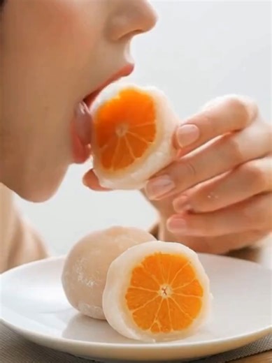 冷凍から出して解凍するだけで幸せ🍊🤍 お茶用意したら完成。 #みかん大福 #フルーツ大福 #お取り寄せスイーツ #おうちカフェ #ご褒美スイーツ
