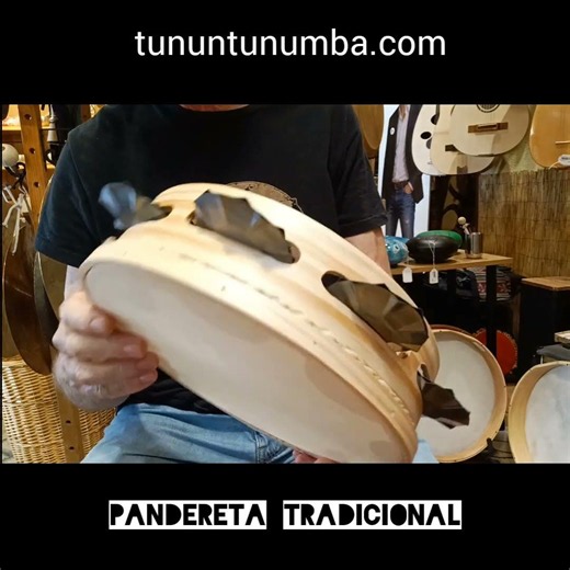 Pandereta tradicional con sonajas de hojalata templada al fuego.