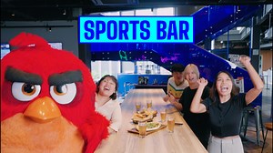 Attention, everyone! Meet your fiery tour guide, RED from Angry Birds! 🔥😍 Don't be fooled by that "angry" look, cause deep inside, he's bursting with excitement to take you on a Topgolf tour like no other! Ready to explore our awesome space? With RED leading the way, every party is a blast! ขอเสียง FC น้อง Red จาก Angry Birds หน่อยเร้วววว! 🔥😍 ถึงน้องจะมาดเฟียซแต่ลึก ๆ แล้วจอยสุด ๆ ที่ได้รับเกียรติเป็นหัวหน้าทัวร์ที่ Topgolf เชียวน้า! เรามาพร้อมพื้นที่ขนาดใหญ่พร้อมสิ่งอำนวยความสะดวกสบายแบบ แล