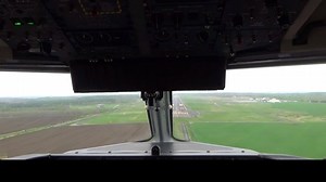 "The Landing" コックピットからの着陸動画＠根室中標津空港です♪（ボンバルディアDHC8-Q400・RWY08・1分0秒） プロペラ機ならではの迫力ある着陸シーンをお楽しみ下さい☆ ▼根室中標津空港からの離陸動画はこちら♪ ⇒http://ana.ms/2t2VDqy ※操縦席後方の補助座席より、撮影スタッフが許可を得て撮影しております。 | ANA.Japan