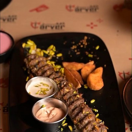 شوف كيف تتحضر وجبة سيف كباب الحري على أصولها 🍖😋 #كارفر #مطاعم_جدة #مشاوي